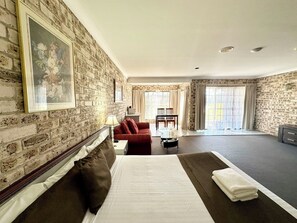 Executive kamer | Een bureau, verduisterende gordijnen, een strijkplank/strijkijzer