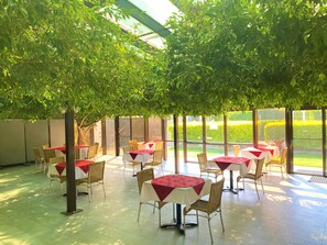 아침 식사 및 저녁 식사 제공