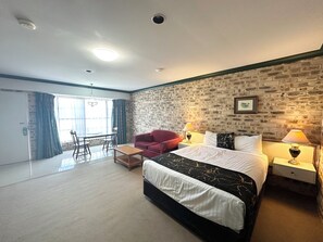 Standaard kamer | Een bureau, verduisterende gordijnen, een strijkplank/strijkijzer