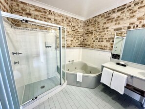 Executive kamer | Badkamer | Een haardroger, handdoeken