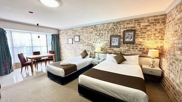 Habitación | Escritorio, cortinas blackout, tabla de planchar con plancha y wifi