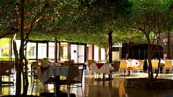Serveert ontbijt en diner