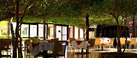 Petit déjeuner et dîner servis sur place