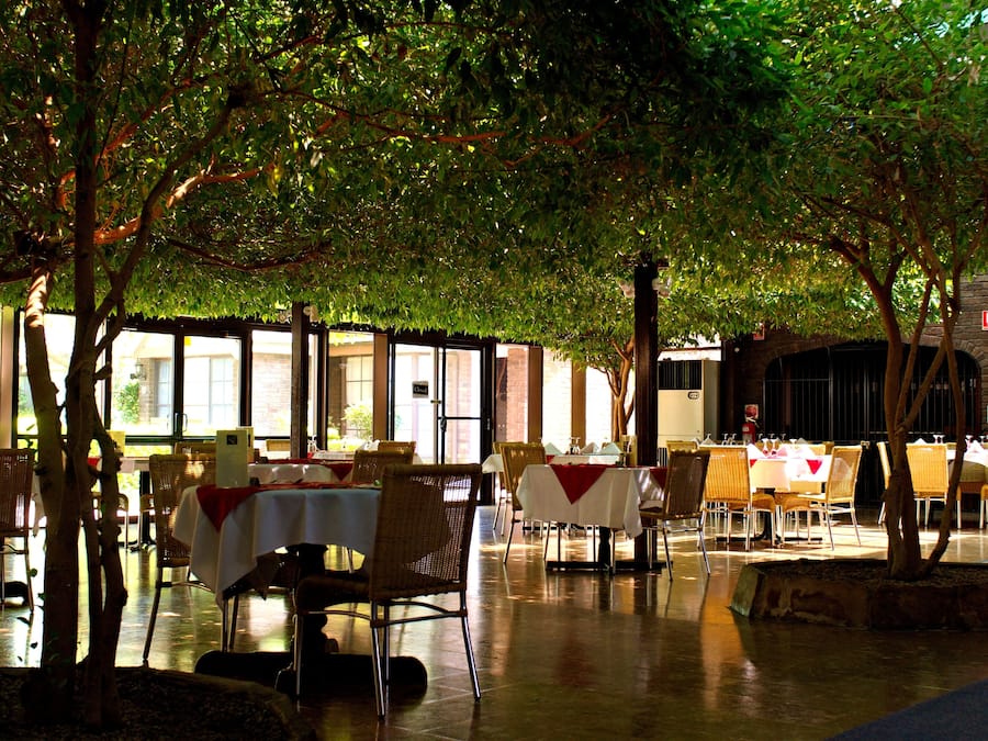 Breakfast and dinner served