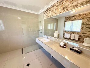 Chambre familiale | Salle de bain | Séchoir à cheveux, serviettes fournies