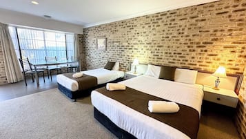 Habitación con 2 camas individuales, accesible para personas con discapacidad | Escritorio, cortinas opacas, tabla de planchar con plancha y wifi
