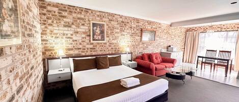 Escritorio, cortinas blackout, tabla de planchar con plancha y wifi