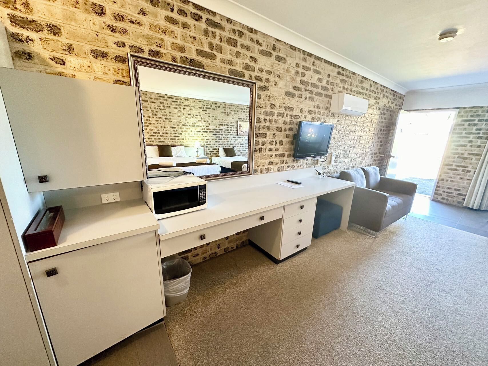 twin room, accessible | television