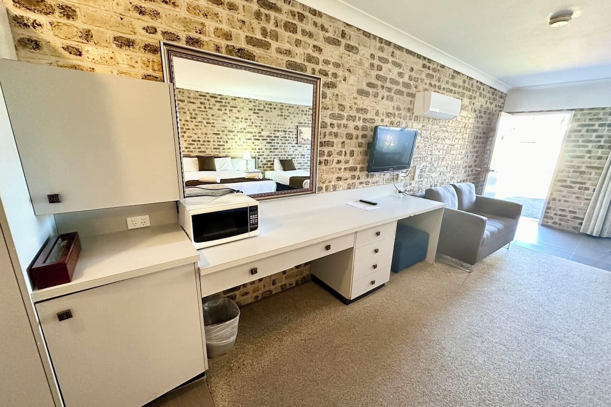 twin room, accessible | television