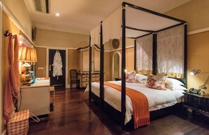 Free minibar, in-room safe, individually decorated, iron/ironing board - Hout Bay Manor (Cape Town)