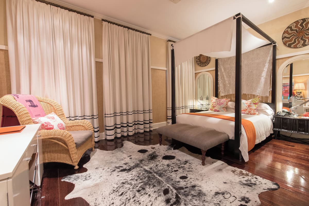 Free minibar, in-room safe, iron/ironing board (on request)
