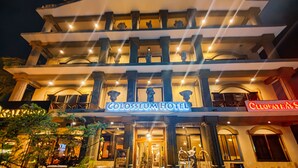 Exterior del Hotel Colosseum, con una entrada imponente, varios pisos y elementos arquitectónicos clásicos.