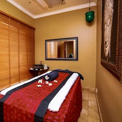 Couples treatment rooms, body treatments, aromatherapy, body scrubs