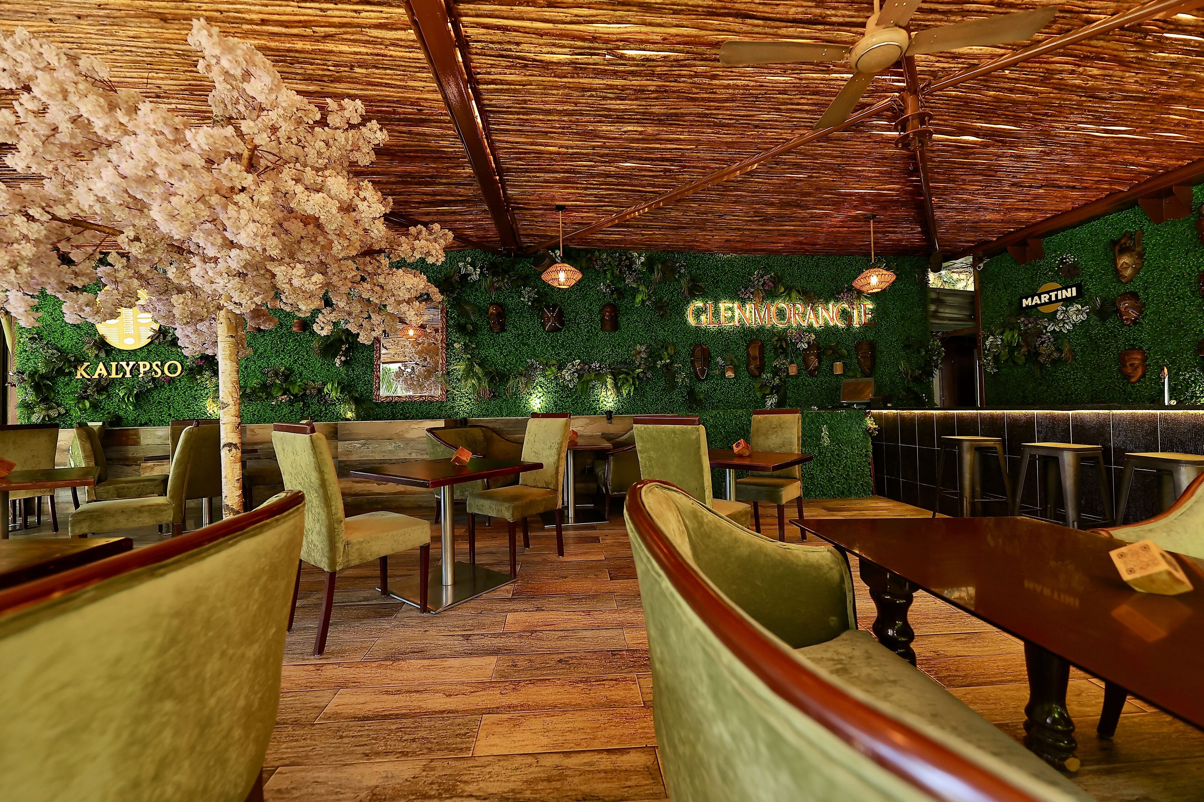 Se sirven desayunos, almuerzos y cenas; cocina internacional