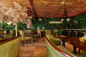 供应早餐、午餐和晚餐，国际美食