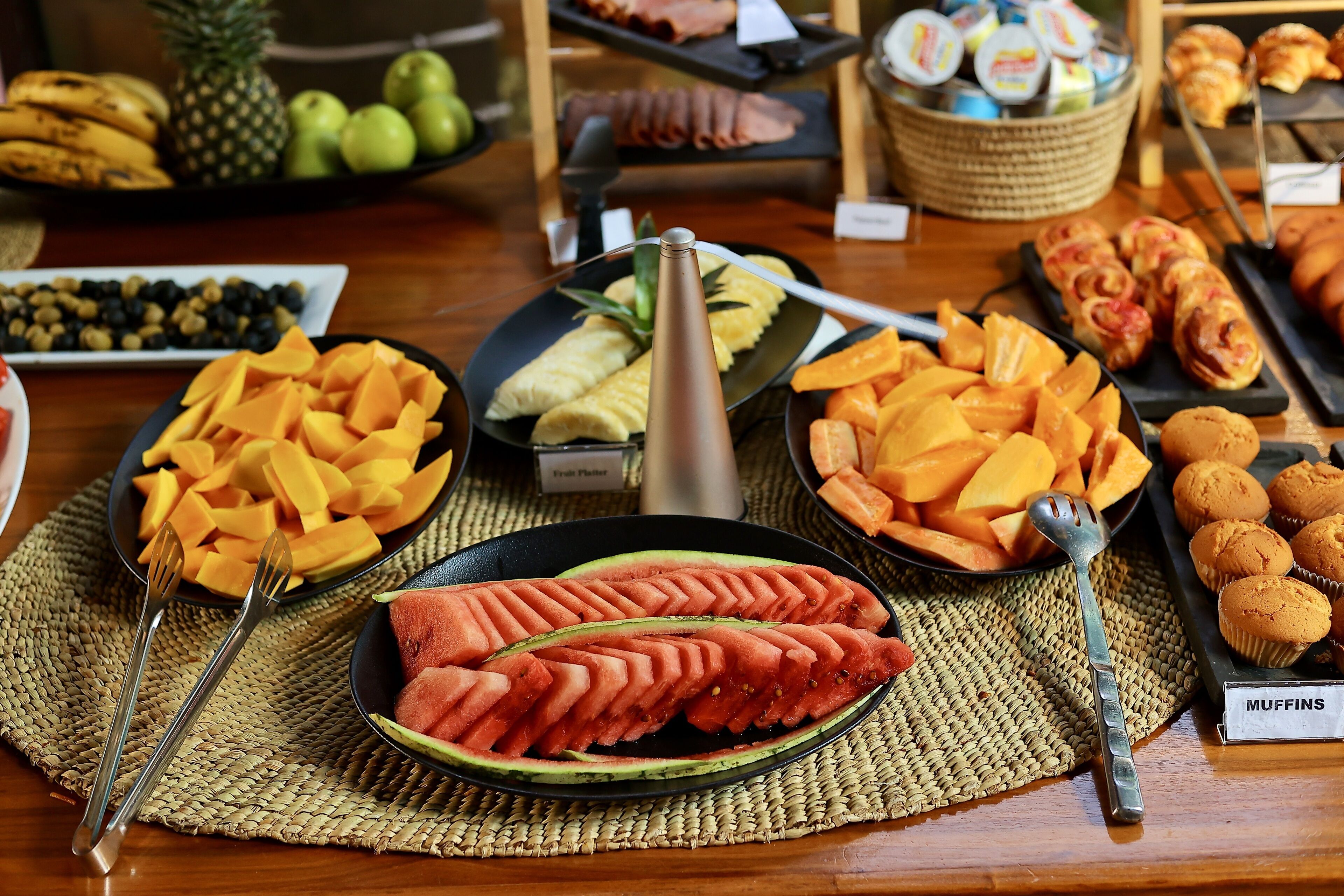 Ein Buffet mit verschiedenen Früchten und Gebäck.