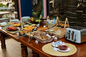 Café da manhã com buffet grátis todos os dias