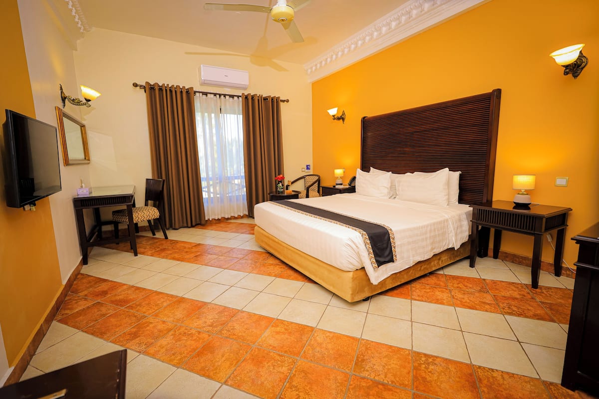 Deluxe Room, 1 Queen Bed | 1 bedroom, premium bedding, Select Comfort beds, minibar