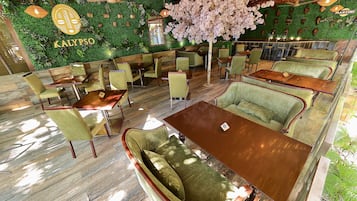 Serveert ontbijt, lunch, diner, internationale gerechten