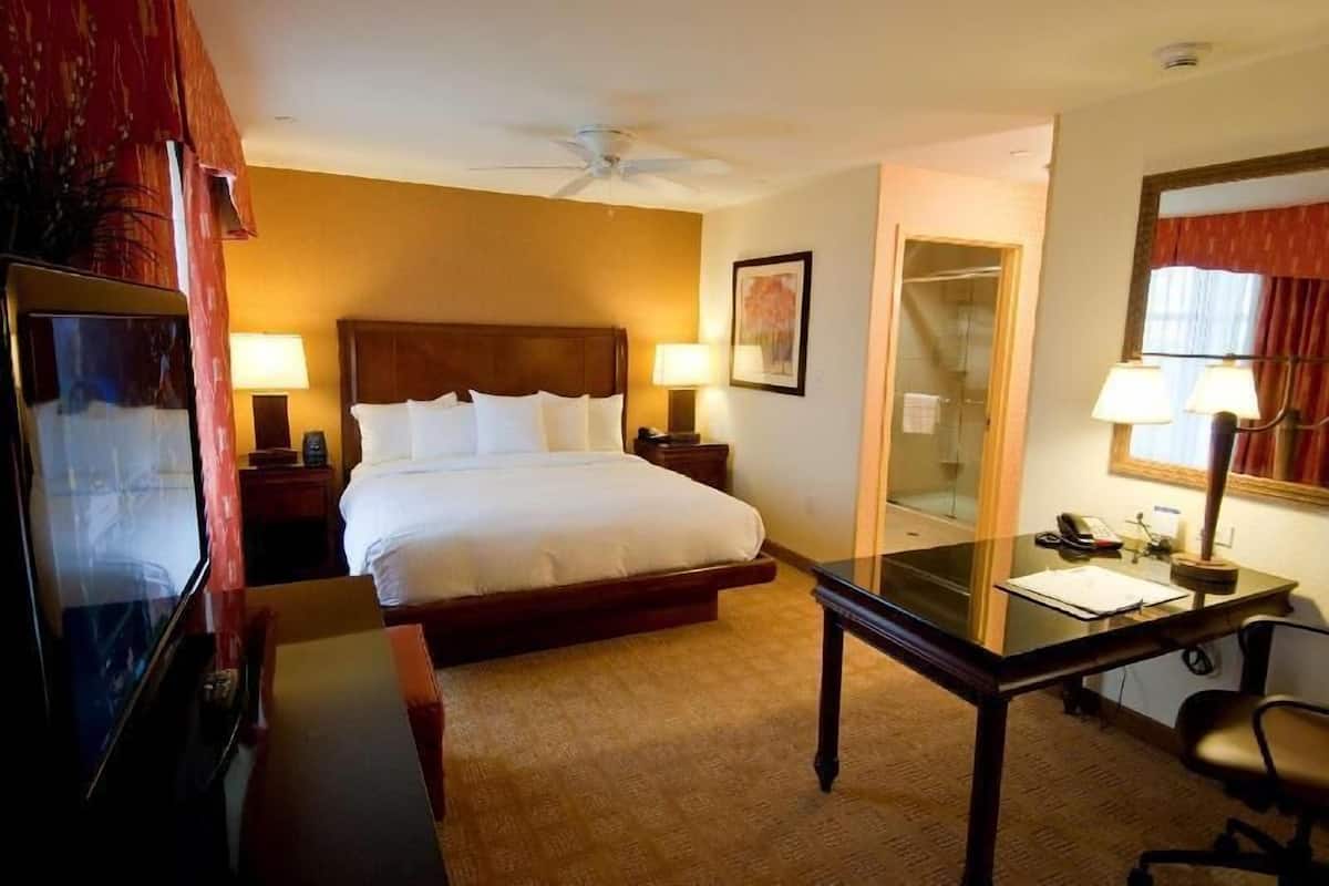 Hypo-allergenic bedding, in-room safe, laptop workspace, blackout drapes