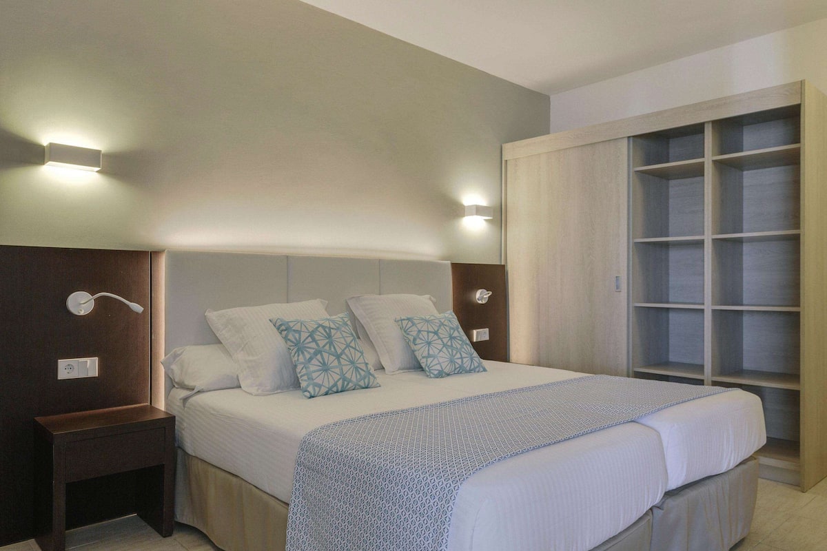 1 bedroom, desk, bed sheets