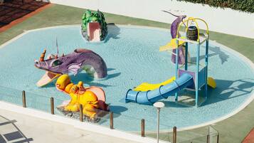 3 piscinas al aire libre (de 10:00 a 18:00), sombrillas, tumbonas