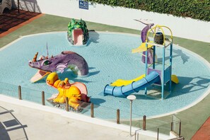 3 outdoor pools, open 10:00 AM to 6:00 PM, pool umbrellas, pool loungers