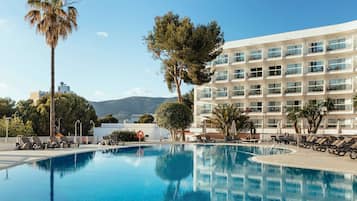 3 piscine all'aperto, ombrelloni da piscina, lettini