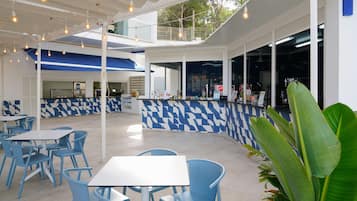 2 bars, bar en bord de piscine