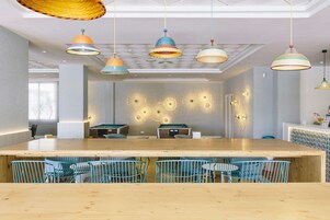 2 bares, bar junto a la piscina