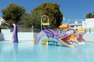 3 piscinas al aire libre, sombrillas, sillones reclinables de piscina