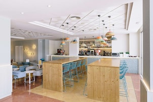 2 bares, bar junto a la piscina