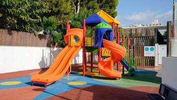 Zona de juegos infantil al aire libre