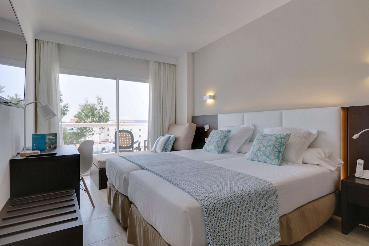 1 bedroom, desk, bed sheets