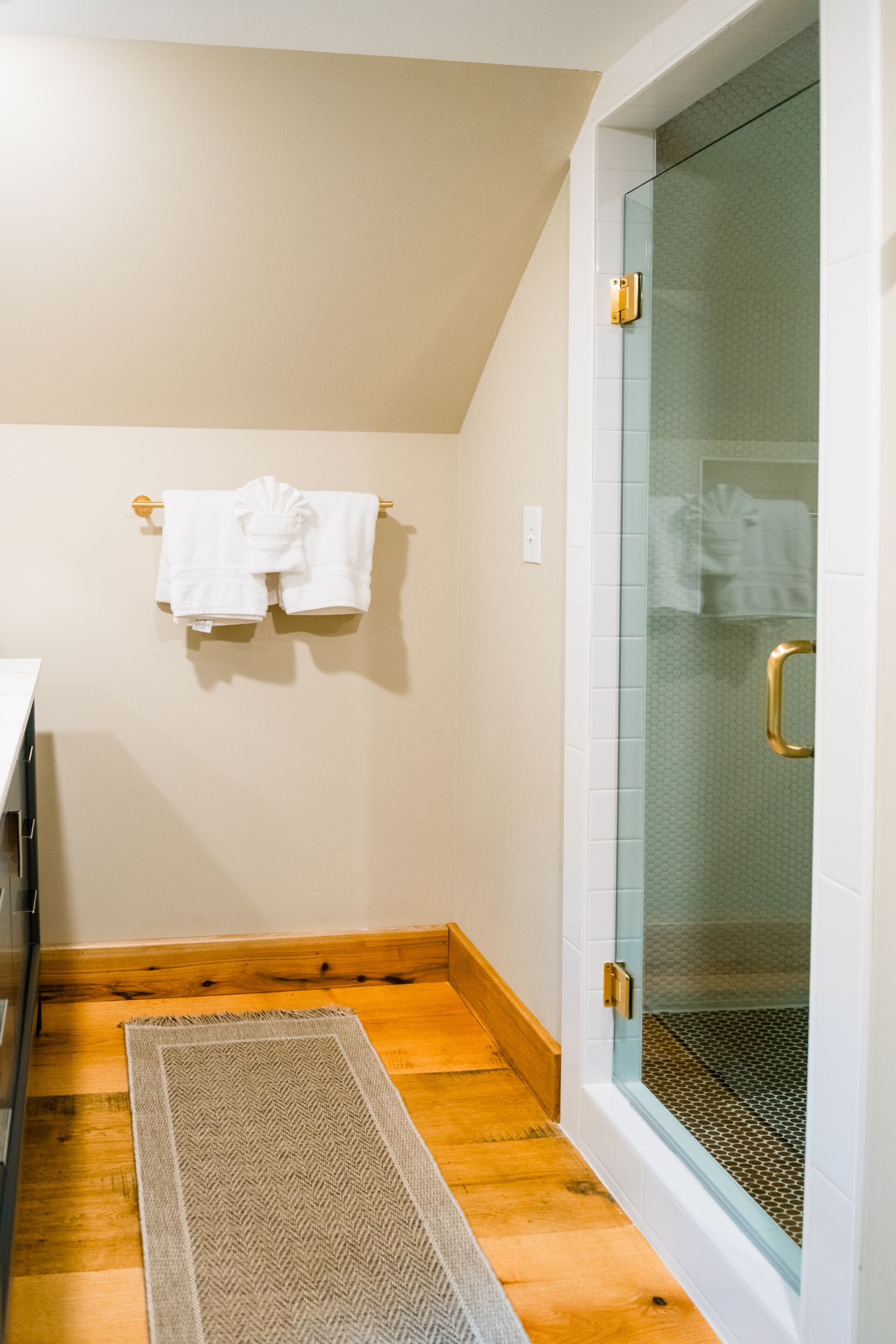 Standard Apartment, Ensuite (1812 Dillwyn) | Bathroom