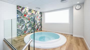 Indoor spa tub