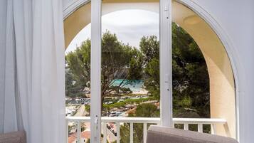 Camas com colchões pillow-top, cofres nos quartos, cortinas blackout