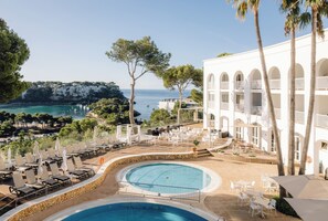 Piscine extérieure, parasols de plage, chaises longues