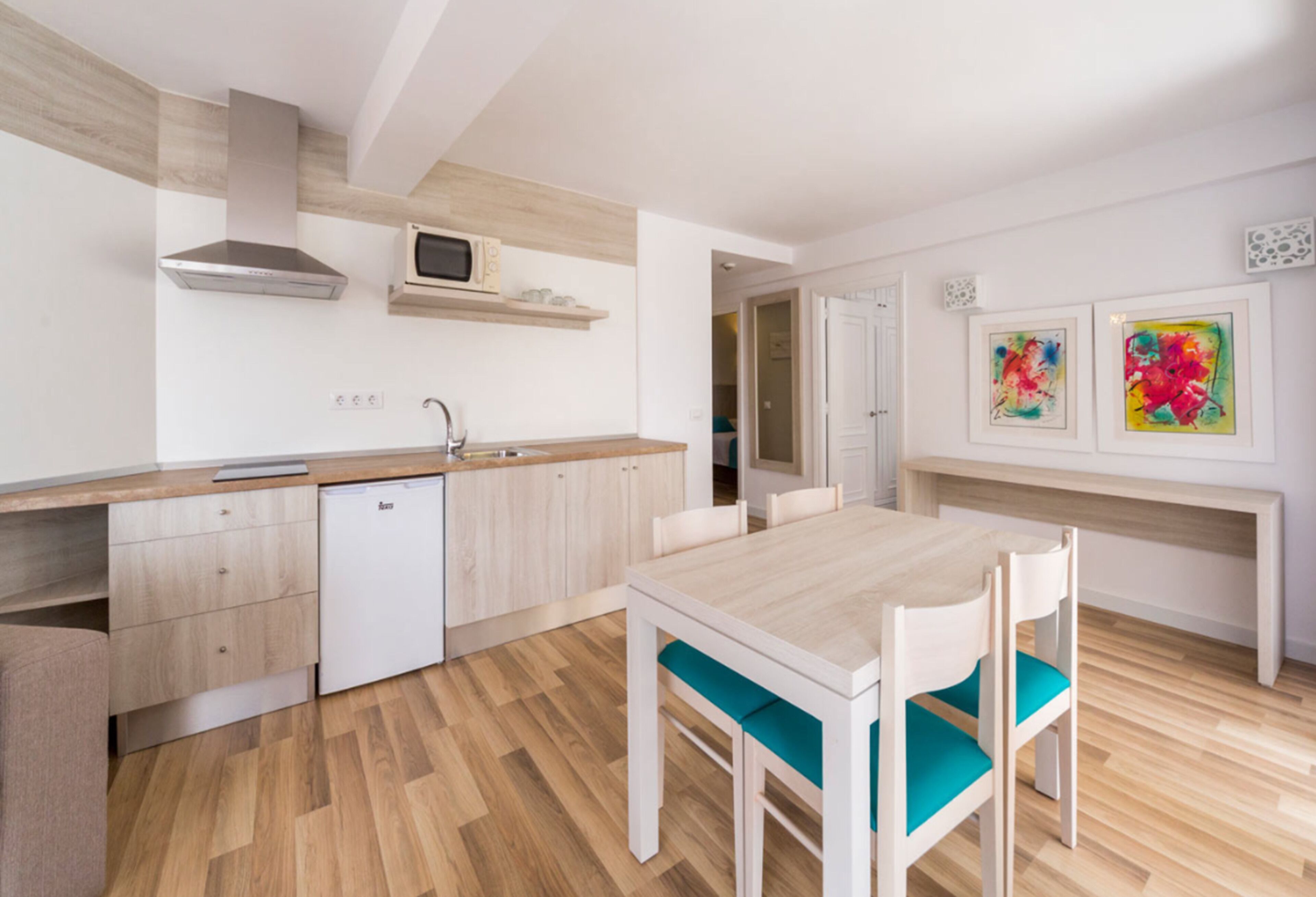 Une cuisine moderne avec des meubles en bois, un four à micro-ondes encastré et un lave-vaisselle.