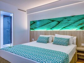 Colchones con pillow-top y caja de seguridad en la habitación