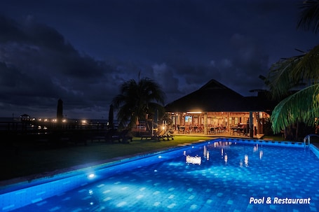 Kolam renang terbuka . Cocotinos Manado a Boutique Dive Resort & Spa