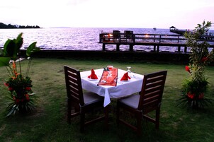 供应早餐、午餐和晚餐，海滩景观