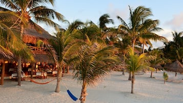 Playa privada, camastros, toallas de playa y masajes en la playa
