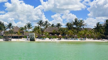 Playa privada, camastros, toallas de playa y masajes en la playa