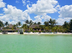 Playa privada, camastros, toallas de playa y masajes en la playa 