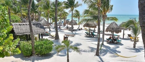 Privatstrand, Liegestühle, Strandtücher, Massagen am Strand