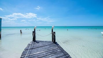 Playa privada, camastros, toallas de playa y masajes en la playa