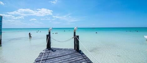 Privatstrand, Liegestühle, Strandtücher, Massagen am Strand
