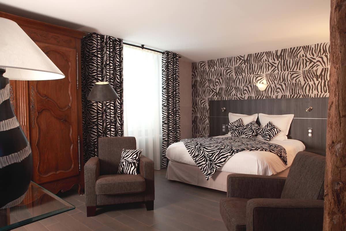 double room | minibar, in-room safe, desk, soundproofing