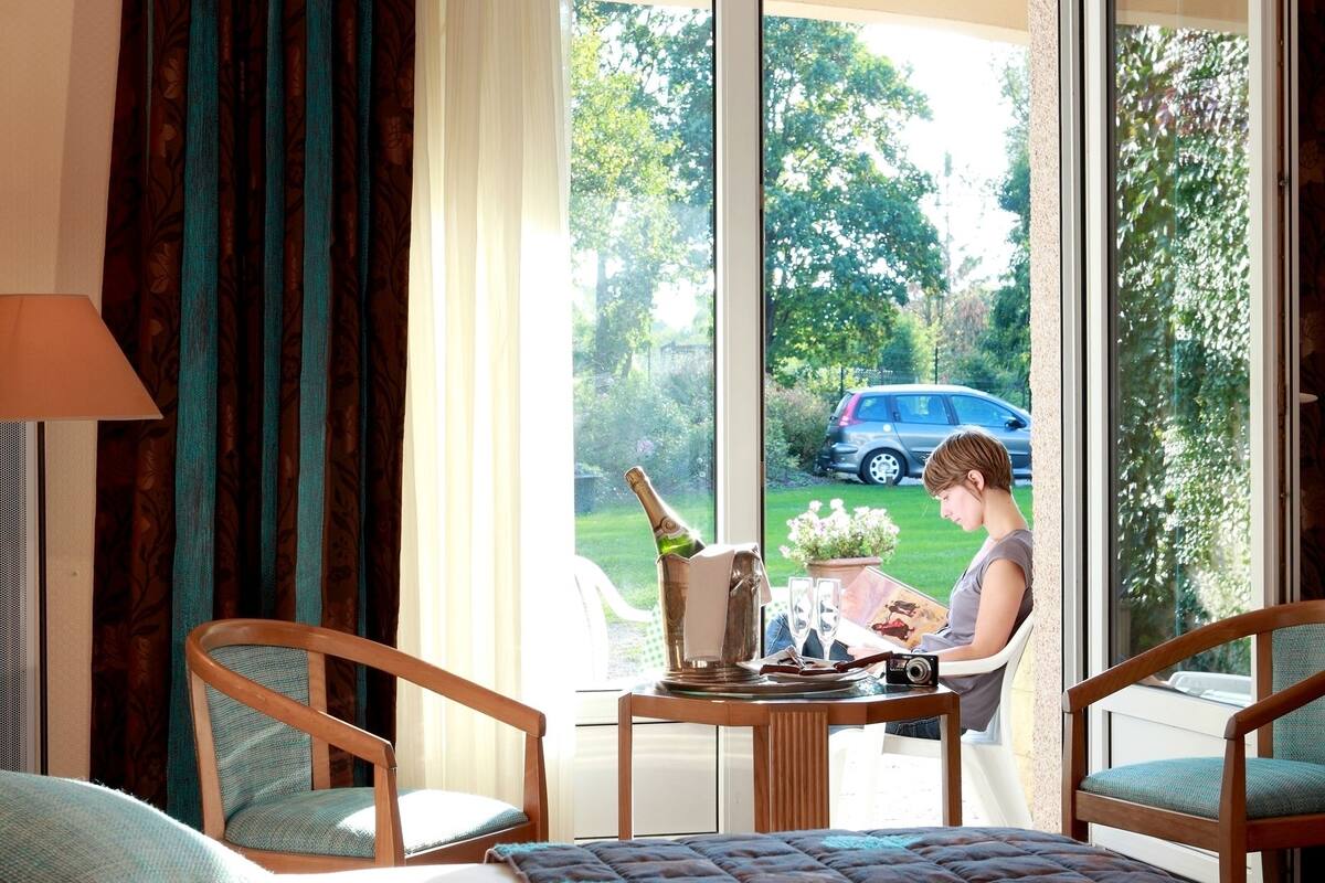 standard room, 2 single beds | minibar, in-room safe, desk, soundproofing